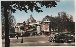 Véhicules devant le Grand Palais 1939
