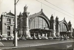 Véhicules devant la Gare de Tours 1955
