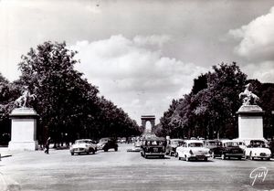 Véhicules sur les Champs, et les Chevaux Marly 1955