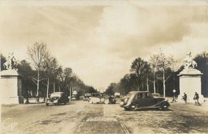 Véhicules sur les Champs Elysées, et les Chevaux Marly 1945