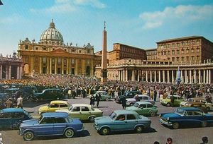 Véhicules et foule devant la Basilique de Rome 1955