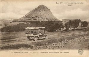 Ancien autobus devant le Mont Gerbier de Jonc 1900