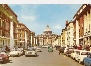 Anciennes voitures devant la Basilique 1960