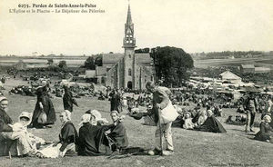 Pardon de Sainte-Anne-la-Palue, dejeuner des Pelerins devant l'église 1900