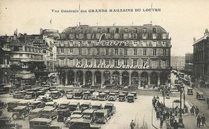 Anciennes voitures devant les Grands Magasins du Louvre 1920