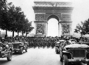 Troupes Americaines avenue des Champs Elysées 1944