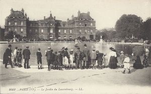 Devant le bassin du Jardin du Luxembourg 1900