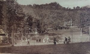 Uriage les Bains, les Tennis dans le parc 1900
