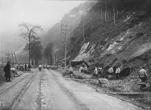 Route de l'Oisans, dégagement de pierres de la montagne 1900