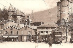 Station de Vizille-Ville (place du Château), avec Locomotive 1910