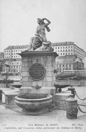 La fontaine Caffarelli sur les quais de l'Arsenal de Brest 1906