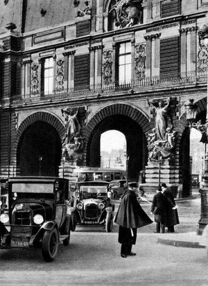 Entrée du Musée du Louvre sur le quai des Tuileries, 1929 1929