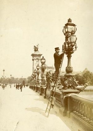 Paris, allumeur de réverbère sur le Pont Alexandre III 1901