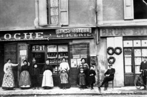 Famille de commerçants avenue ambroise croizat 1908