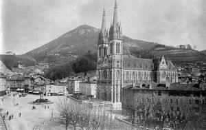 Place de la république et église st Bruno 1890