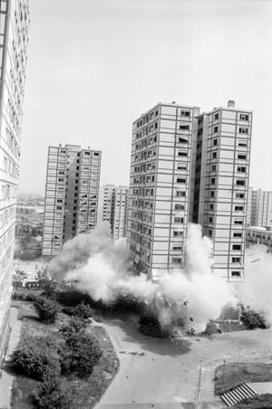 Démolition de la tour 6 des Minguettes 1980
